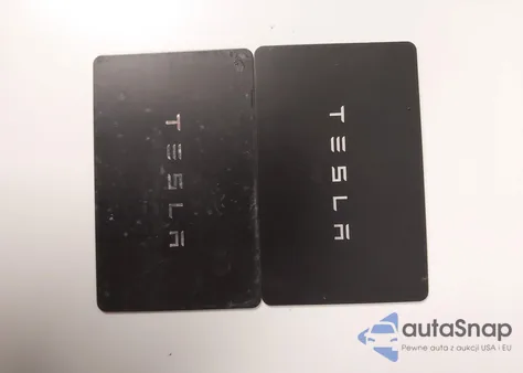 2024 Tesla Model Y Long Range Dual Motor All-Wheel Drive z USA, uszkodzony, nr VIN 7SAYGDEE4RF158854